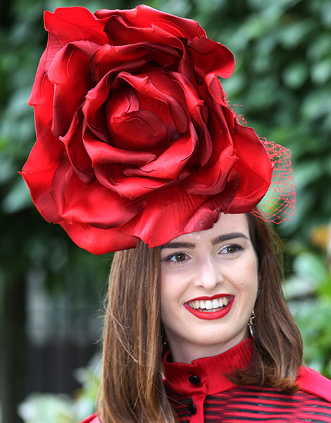 Красная шляпка в виде розы